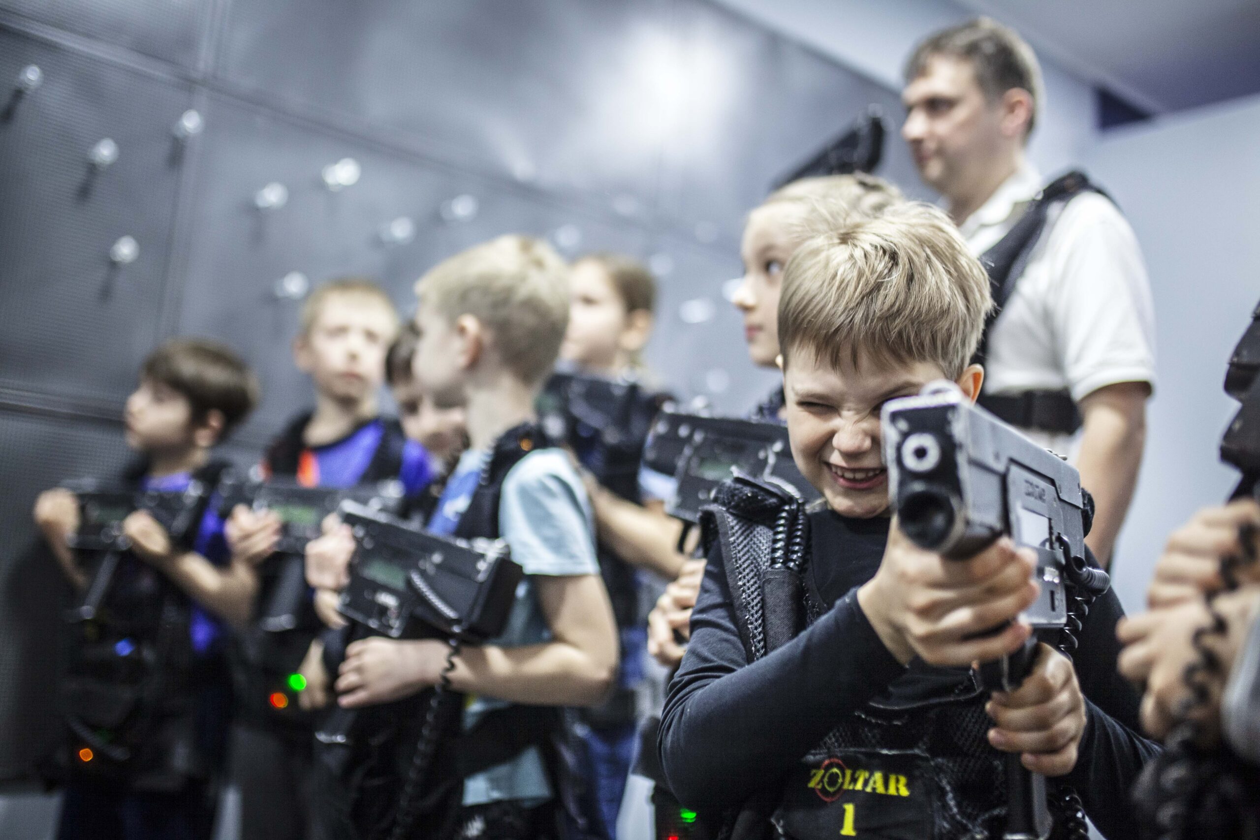 Dzieci bawiące się samodzielnie lub w grupie